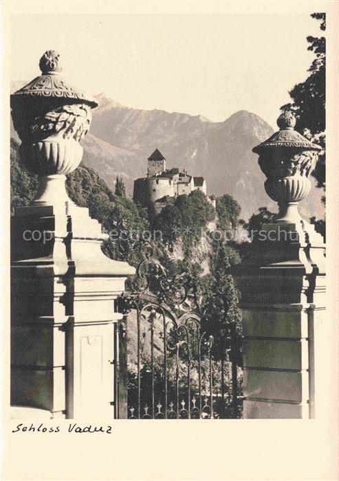 Vaduz Liechtenstein FL Schloss-Vaduz Burgtor Schmiedeeisengitter Vasen Felsen Be
