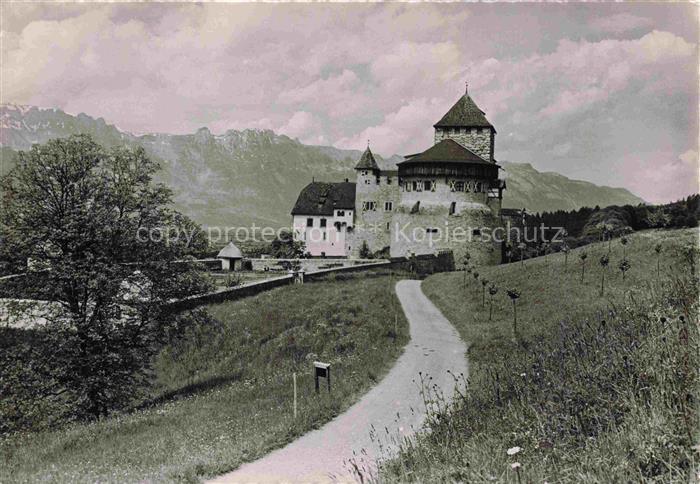 Vaduz Liechtenstein FL Schloss-Vaduz Fuerstenresidenz Zufahrtsweg Rundturm Berge