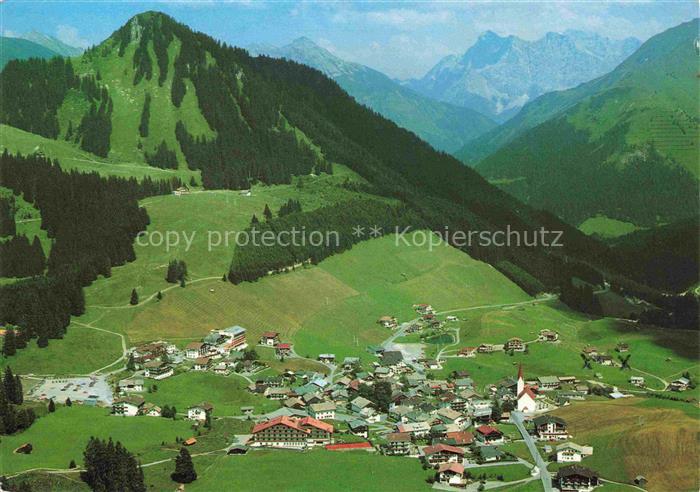 Berwang Tirol AT Bergpanorama Luftbild Daniel Zugspitze Ortschaft Kirche Wiesen