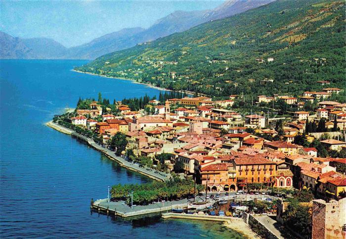 Torri del Benaco Garda Verona IT Gardasee Hafen Ortschaft Berge Uferpromenade Ki