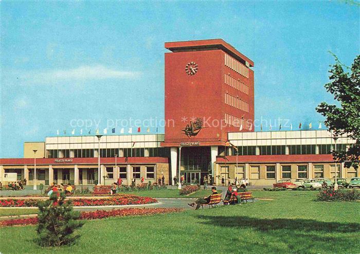Cheb Eger CZ Bahnhof Nádraží Modernismus Uhrenturm Flaggen Park Blumenanlage