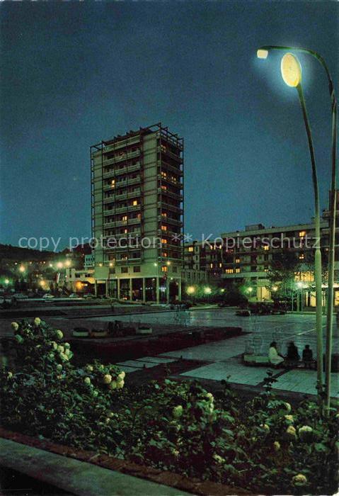 Uzice Titovo Uzice Serbija Hochhaus Platz Nachtaufnahme Strassenbeleuchtung Blum