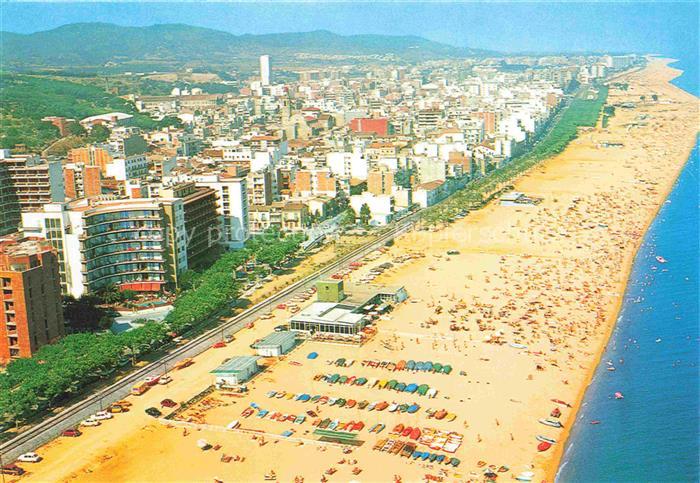 CALELLA el Maresme ES Strand Meer Hochhaeuser Strandliegen Boote Kuestenpromenad