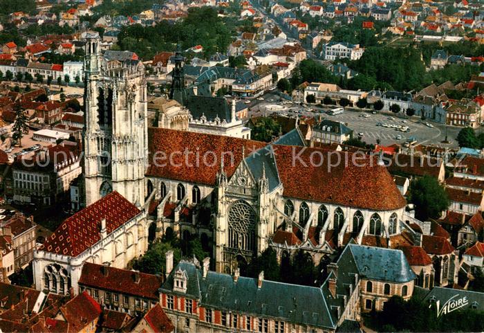 Sens 89 Vue aerienne de la cathedrale Saint Etienne avec sa tour de pierre
