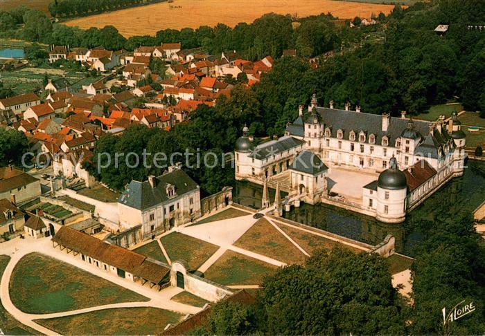 Tanlay Vue aerienne du chateau a gauche la ville