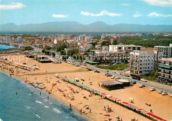 Cambrils Costa Dorada Un detalle de la playa Al fondo el Barrio Maritimo