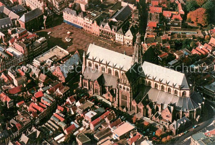 Haarlem NL Fliegeraufnahme St. Bavokerk am grossen Markt