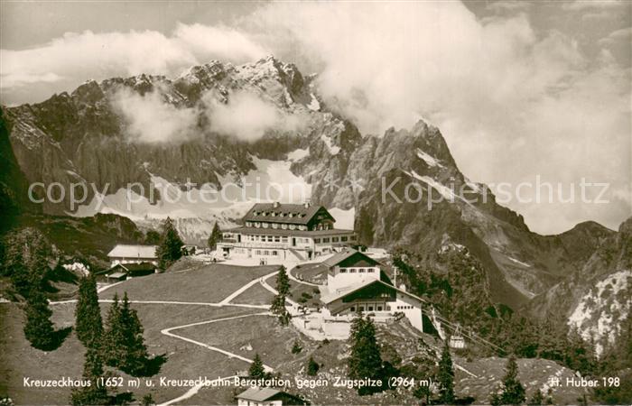 Kreuzeckhaus mit Kreuzeck Bergstation und Zugspitze