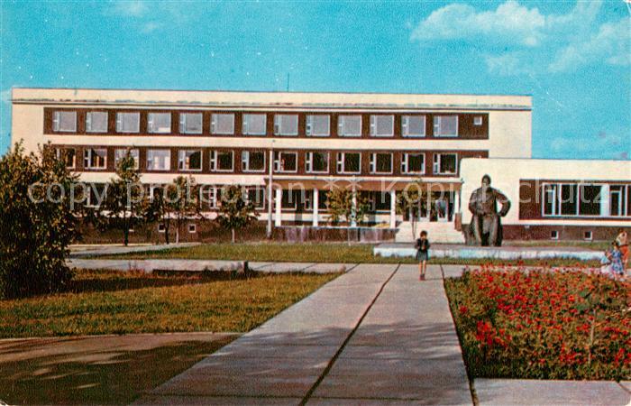 Tscheboksary denkmal I.Y. Jakovlewu bei Bibliothen