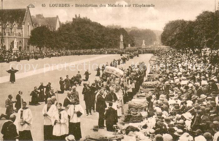 Lourdes Hautes Pyrenees Bénédiction des Malades sur l Esplanade