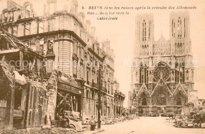 Reims 51 dans les ruines apres la retraite des Allemands Rue Liebergier vers la