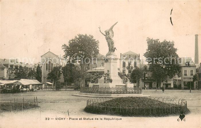 Vichy Allier Place et Statue de la Republique