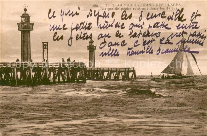 Trouville-sur-Mer Barque de peche rentrant dans les Jetees