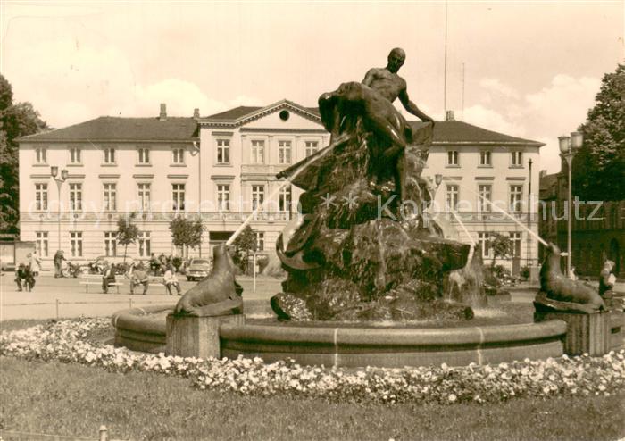 Schwerin  Mecklenburg Schiffbruechigendenkmal am Grunthalplatz Brunnen