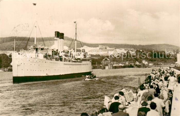 Sassnitz Ostseebad Ruegen Hafenmole mit Schwedenfaehre