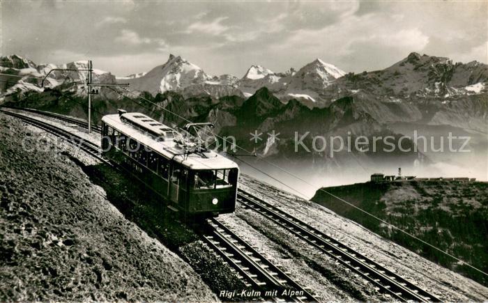 Zahnradbahn Rigi Kulm mit Alpen