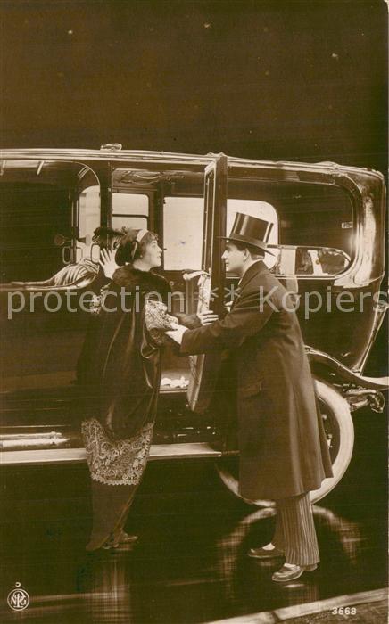 Foto NPG Nr. Nr.3668 Dame steigt in Auto