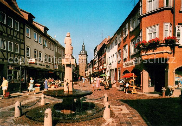 Buchen Odenwald Fussgaengerzone mit Pilgrim von Buchheim-Brunnen und Stadtturm