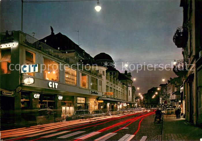 Meran Merano Freiheitsstrasse bei Nacht mit Kurhaus gegen Zielspitze