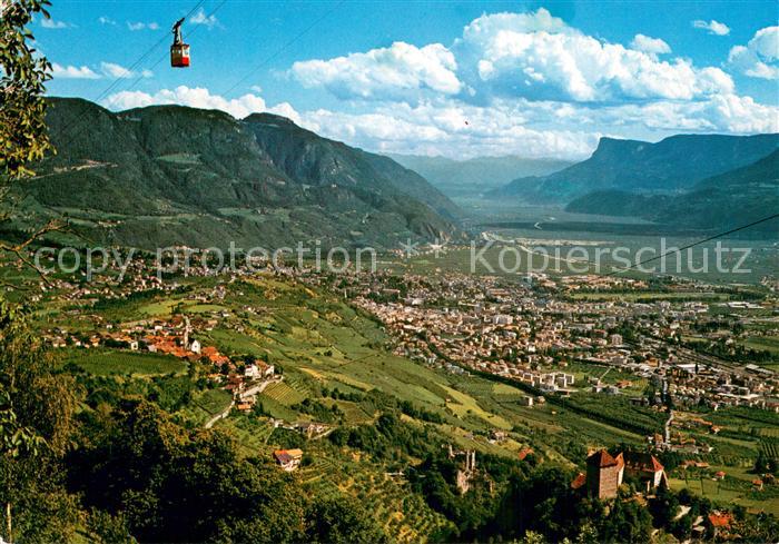 Dorf Tirol Suedtirol IT Fliegeraufnahme mit Schloss und Seilbahn Hochmut