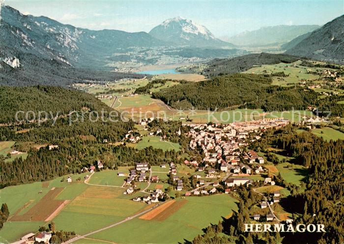 Hermagor Kaernten im Gailtal mit Presseggersee und Dobratsch Fliegeraufnahme