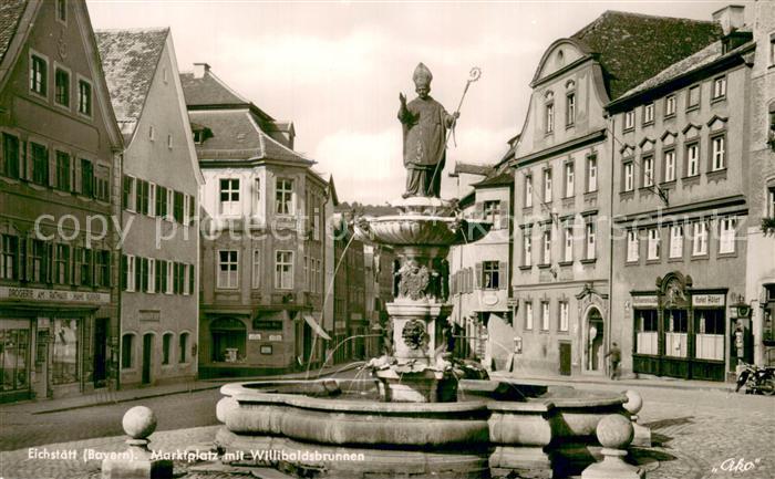 Eichstaett Oberbayern Marktplatz mit Willibaldsbrunnen