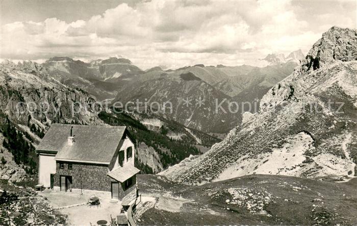 Dolomiten Ostertaghuette mit Sella und Marmolada