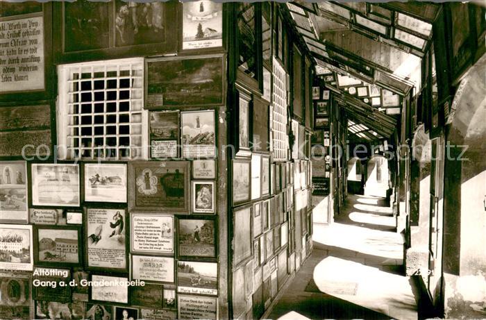 Altoetting Gang an der Gnadenkapelle