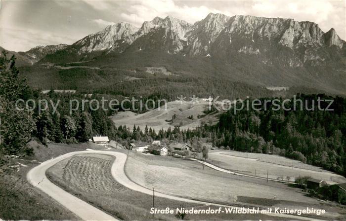 Niederndorf Kufstein Strasse mit Kaisergebirge