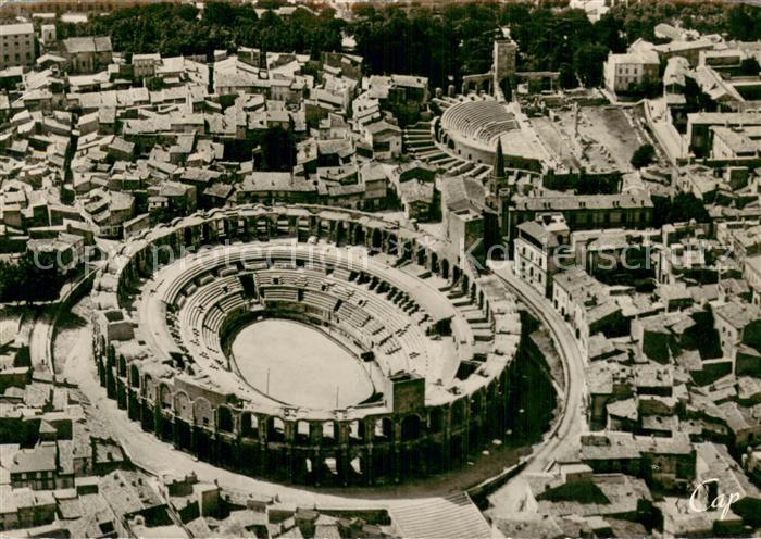 Arles 13 Amphitheatre Romain et le Theatre antique Vue aerienne