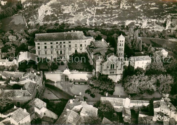 Uzes 30 Vue aerienne La Cathedrale et tour Fenestrelle