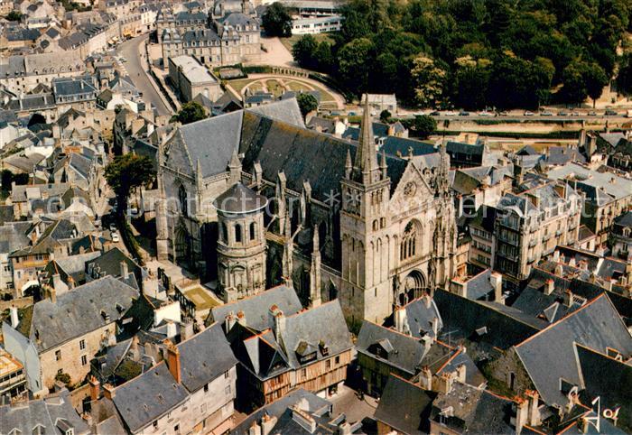 Vannes 56 La Cathedrale et les maisons moyenâgeuses vue aérienne