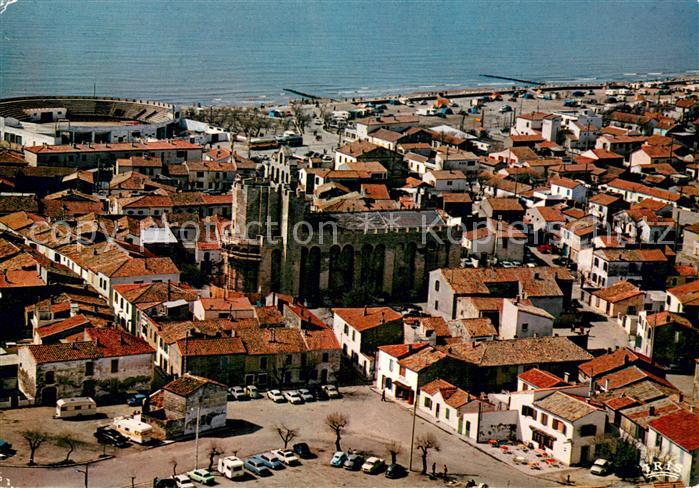 Stes-Maries-de-la-Mer Fliegeraufnahme eglise fortifiee Les Arenes et la Plage
