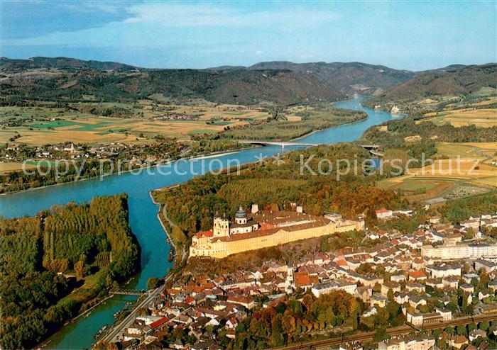 Melk Donau Stift Eingang der Wachau mit Schloss und Kloster Schoenbuehel