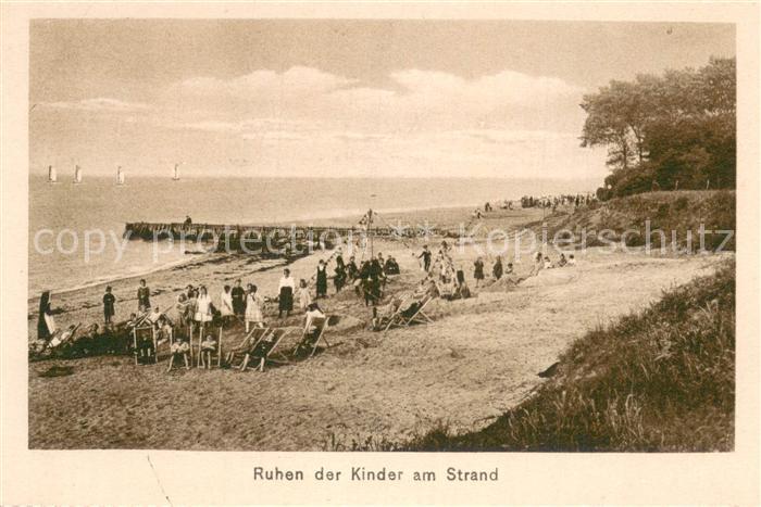 Niendorf  Ostseebad Timmendorferstrand Antoniushaus Ruhen der Kinder am Strand