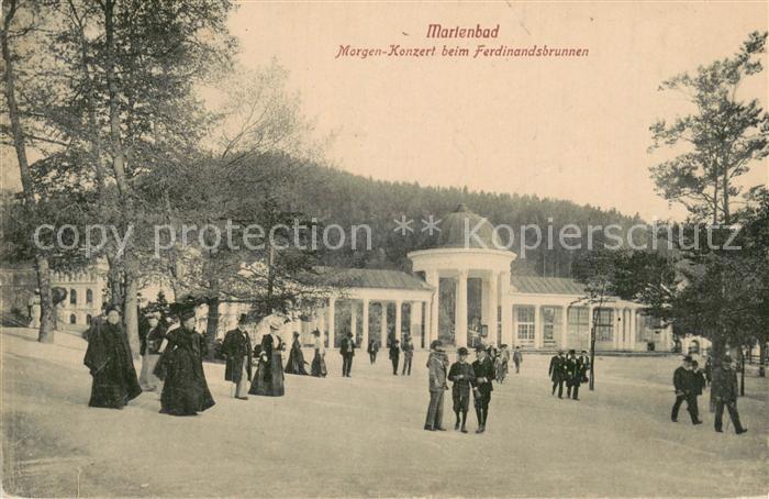Marienbad Tschechien Boehmen Morgen-Konzert beim Ferdinandsbrunnen