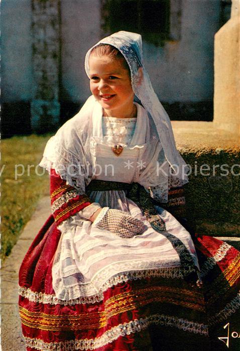 Leon 40 Landes Costume du Leon Fillette en costume de Plouguerneau et de la regi