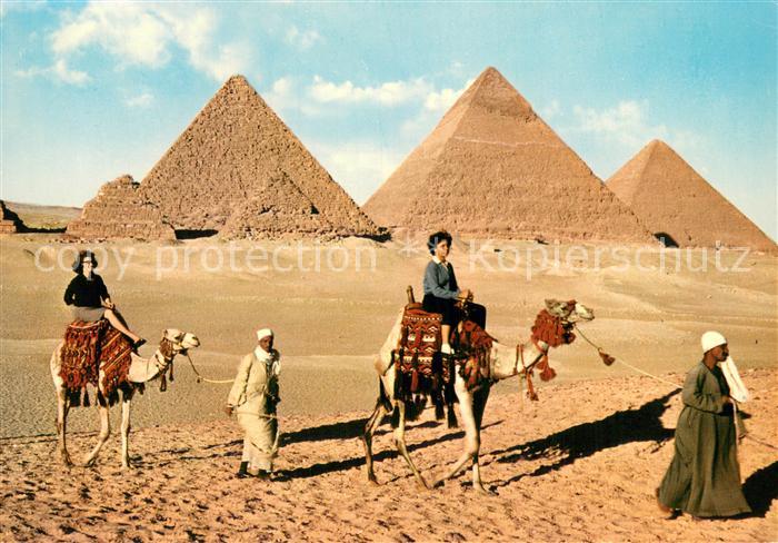 Giza Gizeh Egypt Touristen Kamelritt b. d. Giza Pyramiden