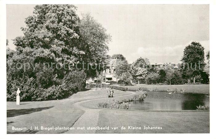 Bussum Biegel plantsoen met standbeeld van de Kleine Johannes
