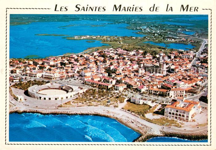 Les Saintes-Maries-de-la-Mer Vue aerienne La ville les Arenes l’Eglise Au fond l