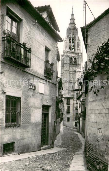 Toledo Castilla-La Mancha ES Calle tipica Al fondo Catedral
