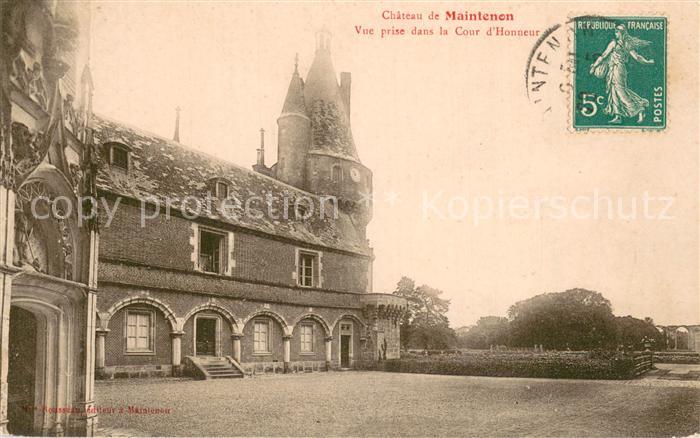 Maintenon 28 Chateau de Maintenon Vue prise dans la Cour d Honneur