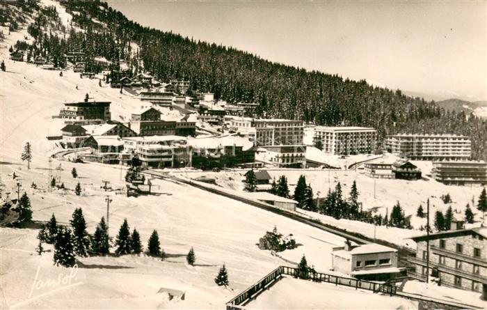 Courchevel Vue partialle de la Station vers la foret du Praz et les immeubles