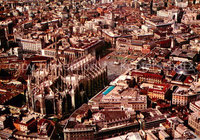 Milano Mailand IT Fliegeraufnahme mit Domplatz und der kuenstlerischen Apsis