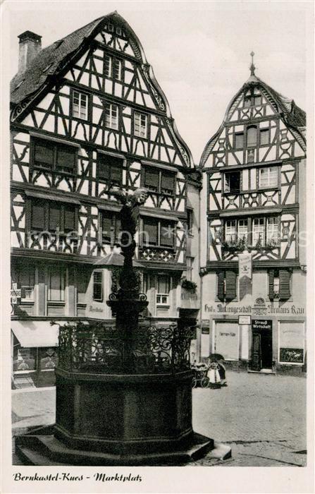 BERNKASTEL-KUES Berncastel Rheinland-Pfalz Marktplatz Brunnen Fachwerkhaeuser