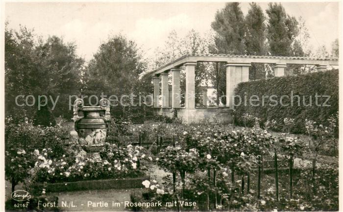 Forst Lausitz Partie im Rosenpark mit Vase