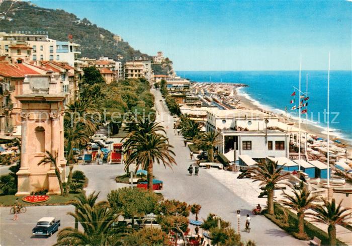 Finale Ligure IT Lungomare e spiaggia Kuestenpanorama Strand