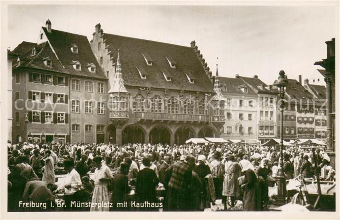 Freiburg Breisgau Muensterplatz mit Kaufhaus