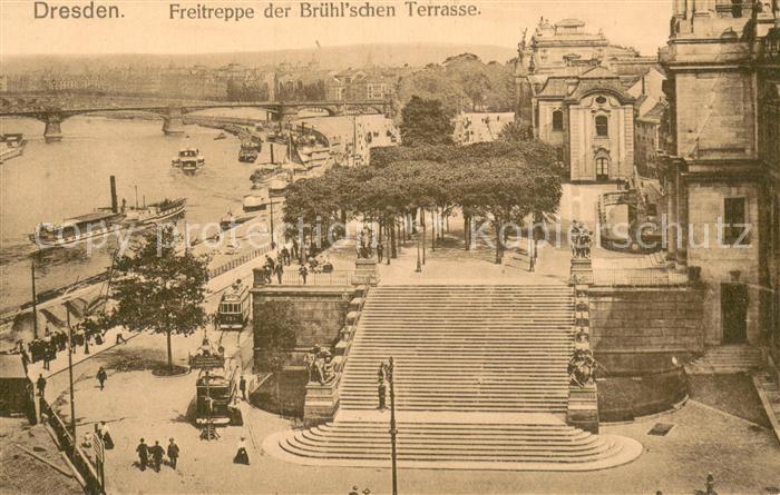Dresden Elbe Freitreppe der Bruehlschen Terrassen