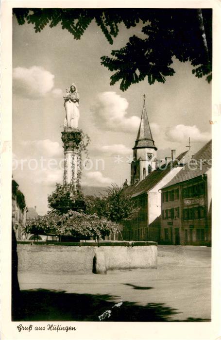 Huefingen Marienbrunnen mit Stadtkirche